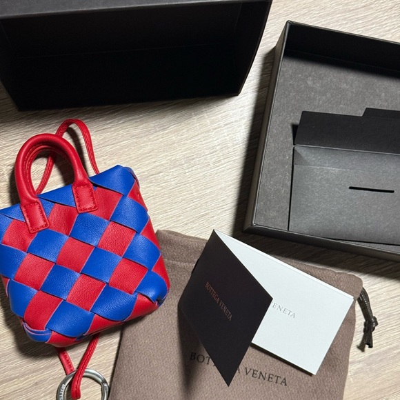 Bottega Veneta Bicolor Intreccio Soft-leather Bag-shaped Charm - Picture 9 of 9